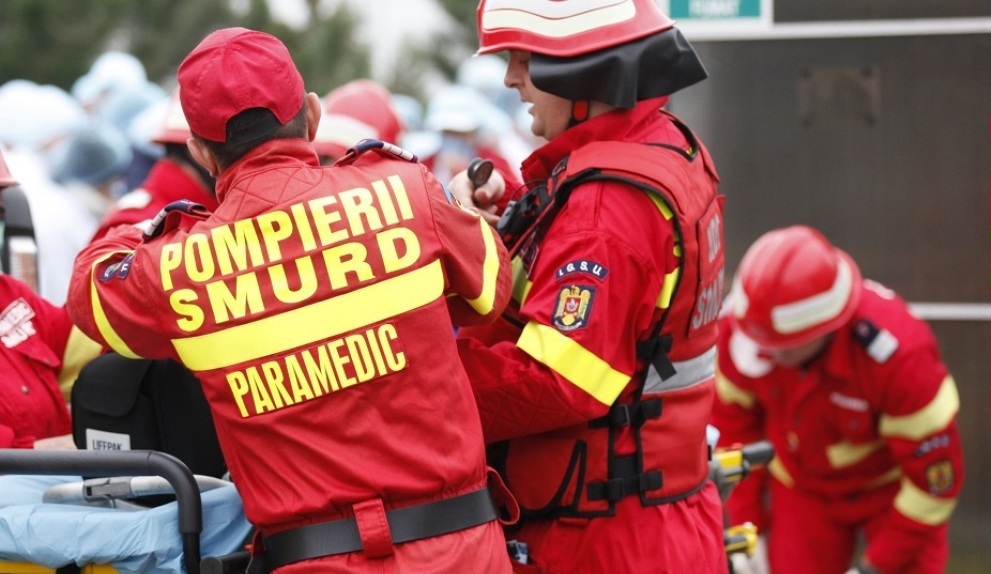 O mașină a căzut în râu. Șoferul şi o pasageră minoră au așteptat salvatorii pe plafonul autoturismului - 1-1759852873.jpg