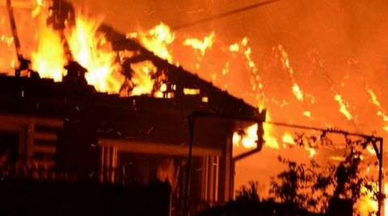 O mamă s-a închis cu copilul de cinci ani în casă şi a dat foc locuinţei - 1-1759943419.jpg