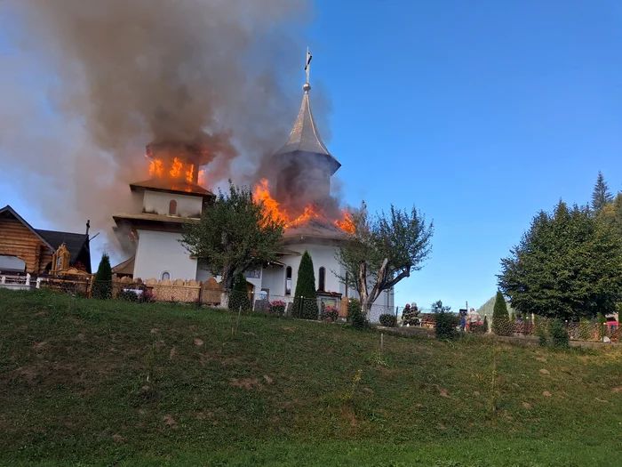 Incendiu devastator la o biserică. Focul a distrus peste 200 de metri pătraţi din acoperiş - 1-1761637789.jpg