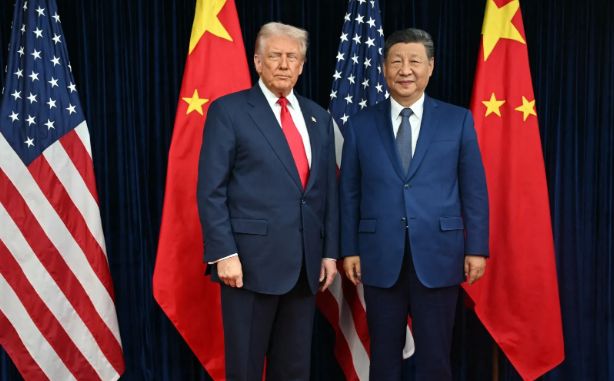 Donald Trump anunță reducerea la 10% a tarifelor impuse Chinei - 1-1761813835.jpg