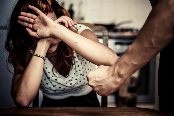 Noapte de groază. Doi bărbaţi și-au bătut nevestele, unul și-a amenințat mama cu moartea - 1-1763044536.jpg