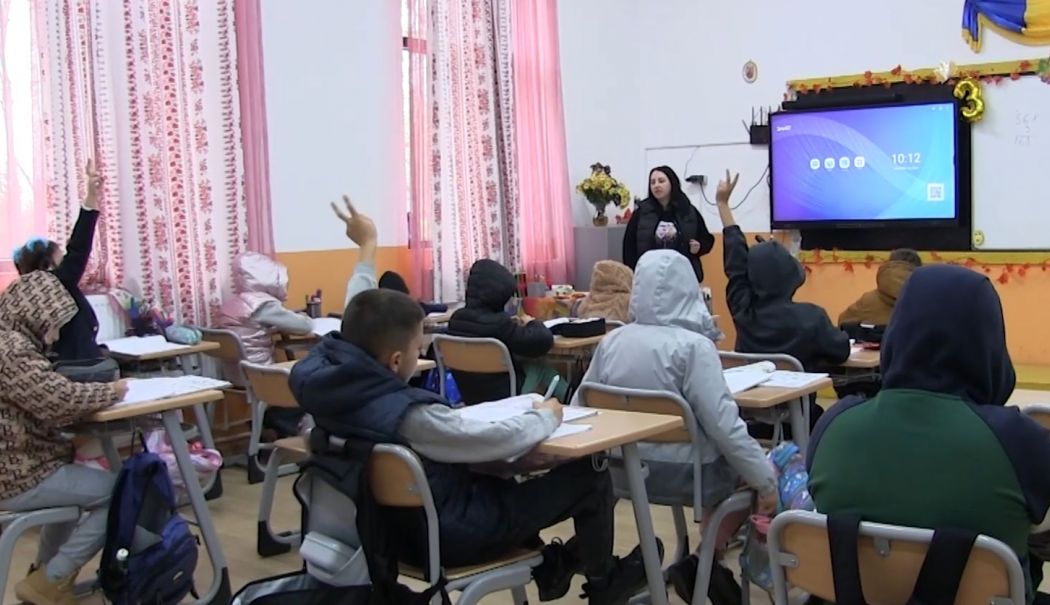 În școala din Rasova, copiii invață cu gecile pe ei. Primarul dă vina pe legislație - 1-1763053787.jpg