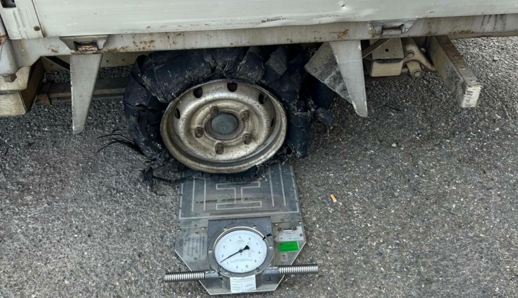 Un șofer de camion drogat circula pe autostradă cu pneurile distruse. Avea o tonă de marfă peste limită - 1-1763132632.jpg