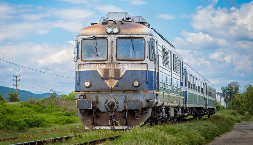 Incident grav pe calea ferată. Un tren de pasageri a lovit o osie plasată intenționat pe șine - 1-1764503949.jpg