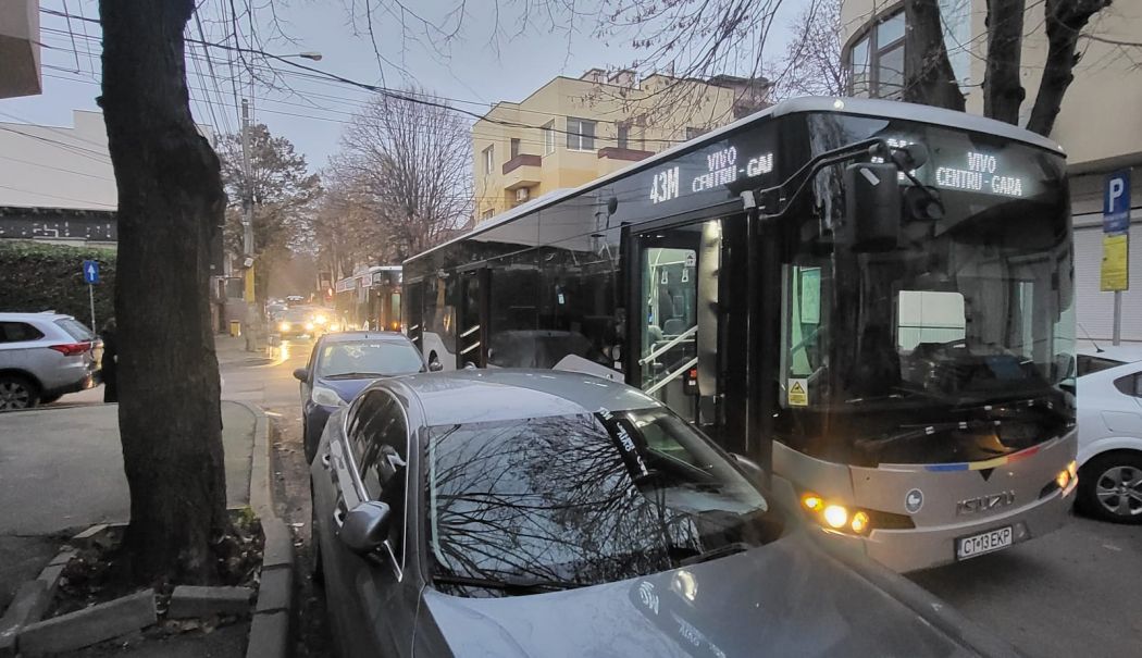 Circulație blocată pe strada Răscoalei 1907 din Constanța din cauza unui BMW parcat neregulamentar - 1-1764689395.jpg