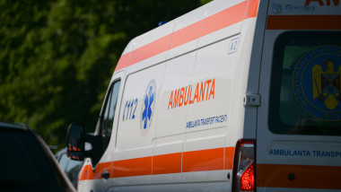 Accident rutier la ieșirea de pe A2. Un autoturism a intrat în parapet - 1-1765116291.jpg