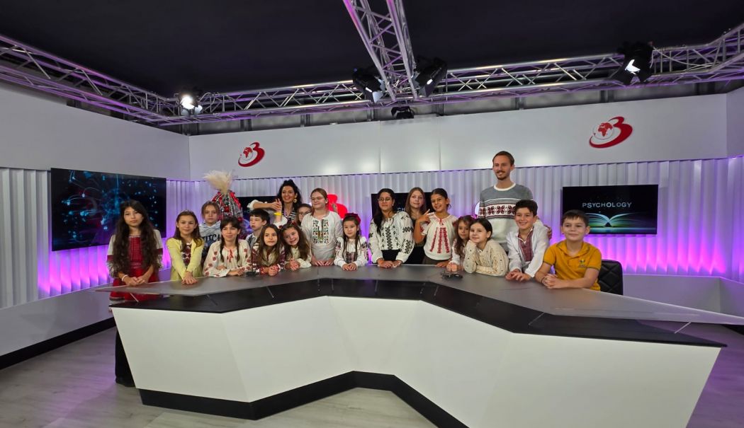 Primii colindători la tustul de presă Cuget Liber – Antena 3 Constanța - 1-1765303155.jpg