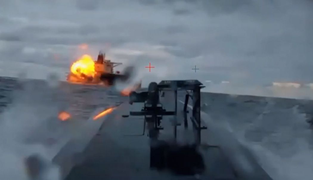 Un petrolier din „flota fantomă“ a Rusiei, lovit de drone navale ucrainene, în Marea Neagră - 1-1765436382.jpg
