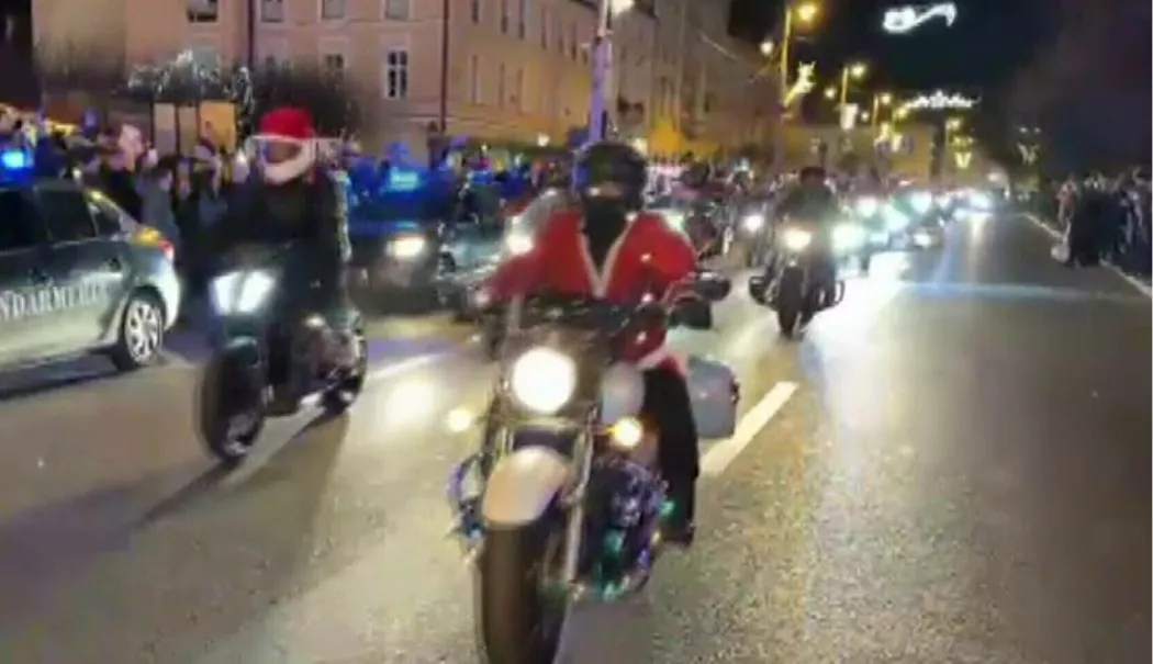 Moș Crăciun a ajuns pe motocicletă și a împărțit cadouri copiilor la Târgul de Crăciun într-un oraș din România