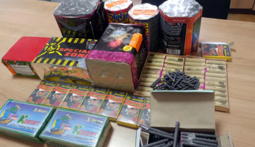 Captură uriașă de articole pirotehnice. Sute de kilograme de artificii confiscate de polițiști - 1-1765731615.webp