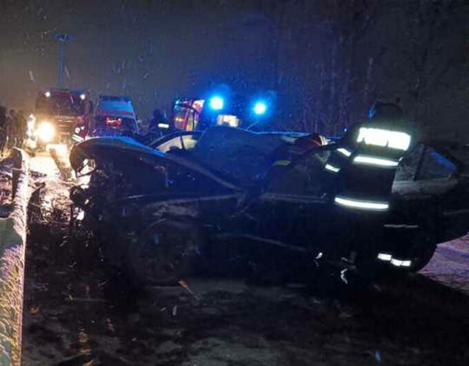 Accident terifiant cu două mașini. Trei persoane au fost încarcerate, una este resuscitată - 1-1766595112.webp