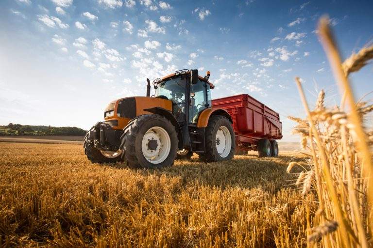 Tractorist băut și fără permis, reținut după ce a avariat patru mașini în parcare - 1-1766838074.webp