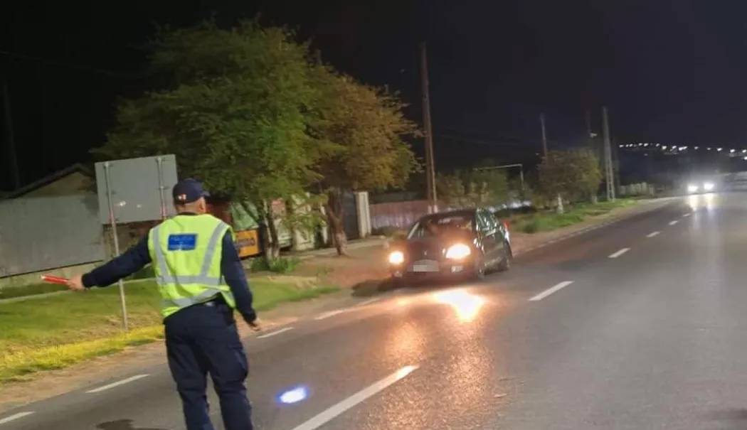Tânăr prins de două ori în aceeași noapte conducând beat, fără permis şi cu ITP-ul expirat - 1-1766923572.webp