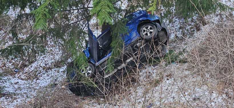 Adolescent rănit după ce mașina în care se afla a căzut într-o râpă - 1-1767362660.webp