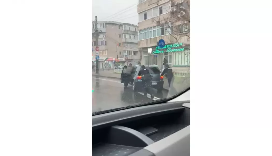 Jandarmii din Constanța, sprijin pentru un șofer în pericol pe carosabil