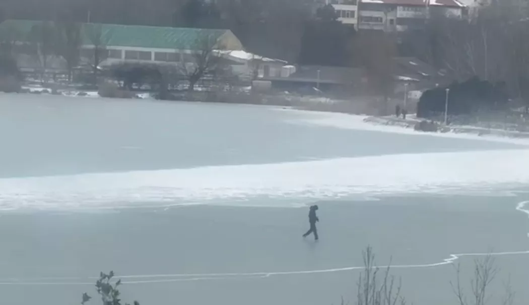 Sub cod galben de ger, lacurile au devenit patinoare naturale. Gheața nu e sigură! - 1-1768842134.webp