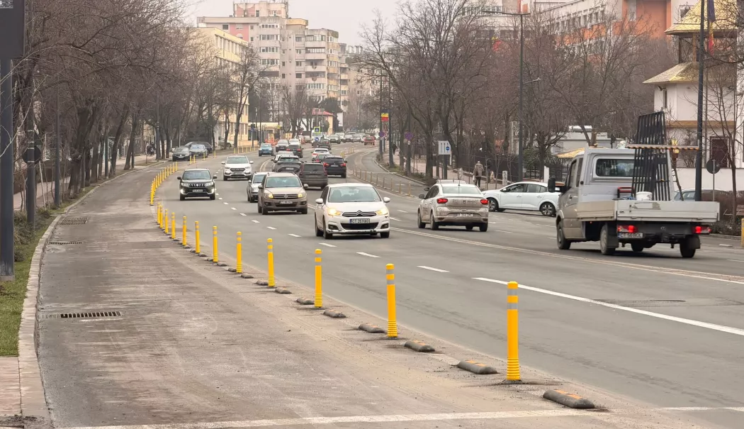 Se ridică mașinile de pe bulevardul 1 Mai pentru amenajarea benzii speciale de autobuz