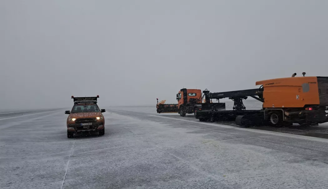 Mobilizare de utilaje pe timp de iarnă, la Aeroportul Internațional Mihail Kogălniceanu - 1-1771400635.webp