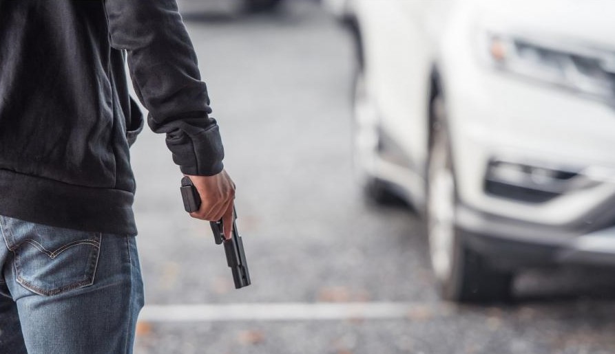 Muncitori ameninţaţi cu pistolul de un bărbat nemulţumit de cum i-a fost deszăpezită strada - 1-1771771659.webp