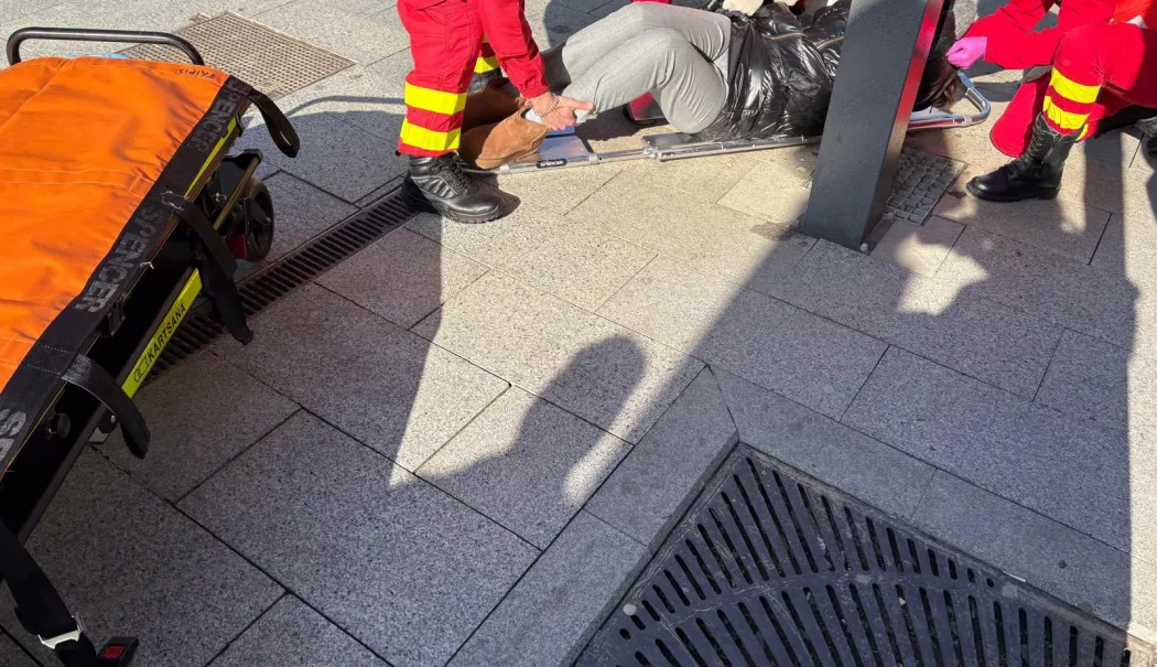 Femeie rănită după ce s-a împiedicat de dalele montate defectuos pe Strada Ștefan cel Mare - 1-1772373768.webp