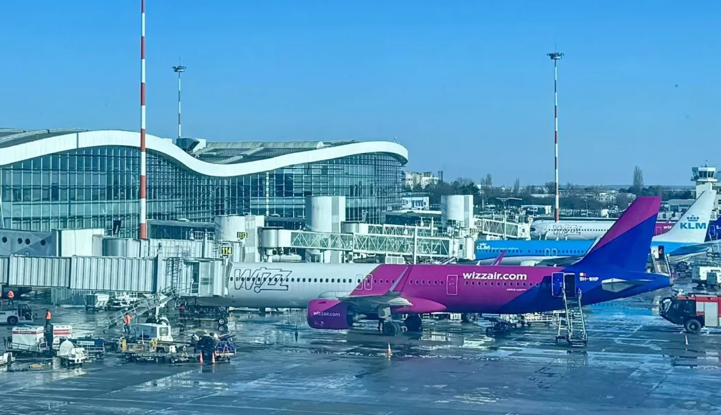 Aeroporturi București: 29 de curse, anulate miercuri ca urmare a evenimentelor din Orientul Mijlociu - 1-1772606445.webp