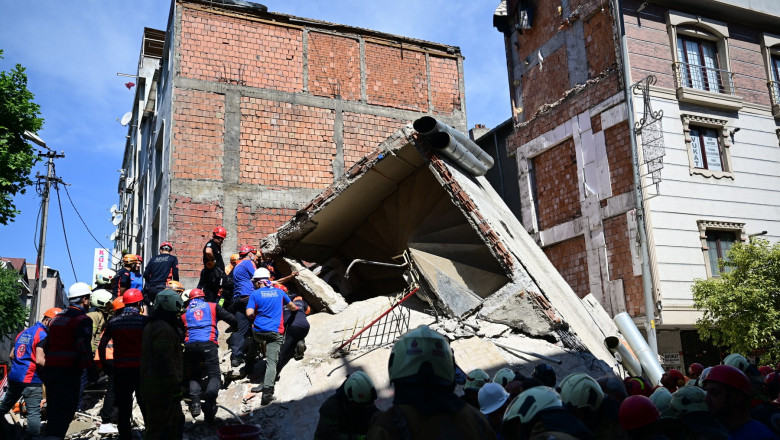 Două clădiri s-au prăbuşit după o explozie violentă. Mai mulţi locatari, prinşi de sub dărâmături - 1-1774183605.webp