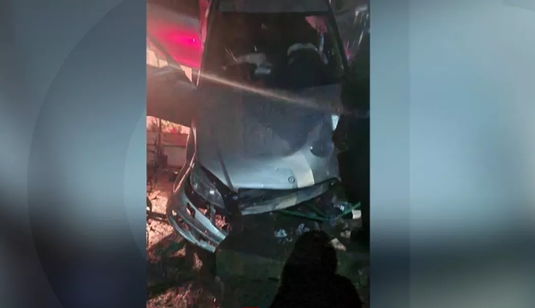 Accident spectaculos. O mașină a fost proiectată pe acoperișul unei case - 1-1774766948.webp