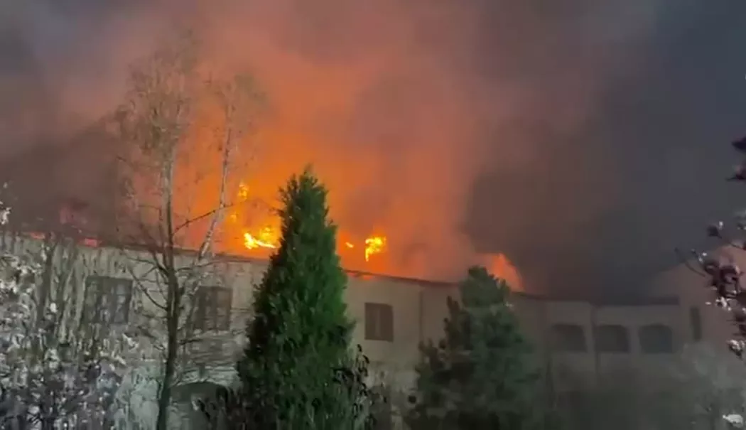 Incendiu puternic în ziua de Paște. Flăcările au cuprins acoperișul unei chilii pe sute de metri pătrați