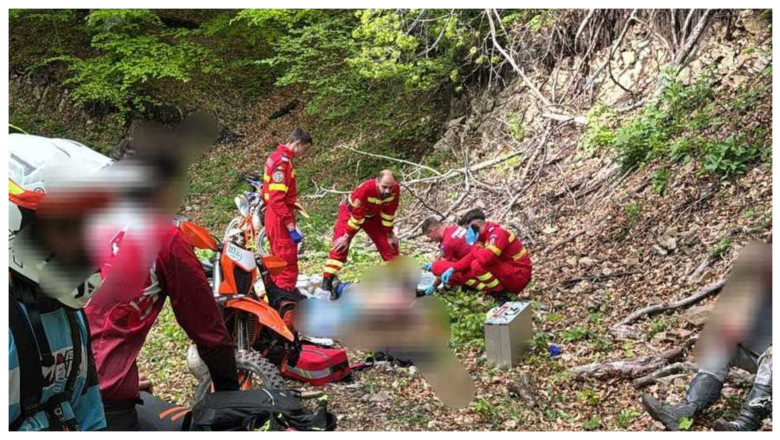 Tragedie în timpul unei plimbări off-road. Un motociclist de 19 ani a murit după ce a căzut într-o râpă