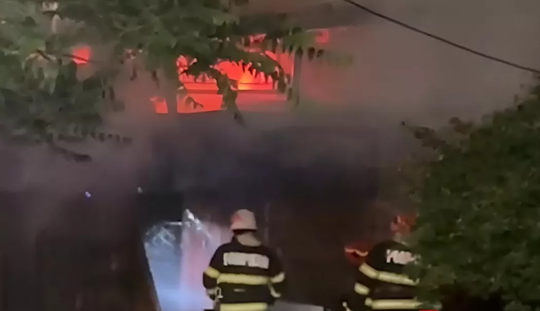 Incendiu devastator la un restaurant! Mai multe persoane au fost evacuate