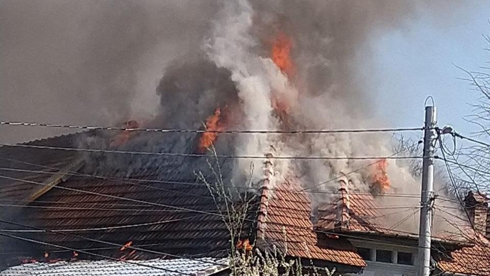 Bărbat  găsit carbonizat în propria casă după un incendiu devastator. Focul ar fi pornit de la o țigară