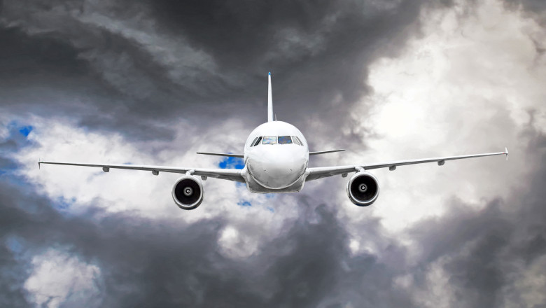 Foto - Zbor zguduit violent de turbulențe. Patru pasageri și o stewardesă au fost răniți