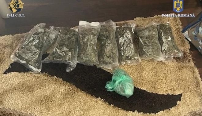 DEALERI PRINȘI ÎN FLAGRANT. Vindeau 300 de grame de cannabis cu aproape 9.000 de lei - 1-2-1679483606.jpg