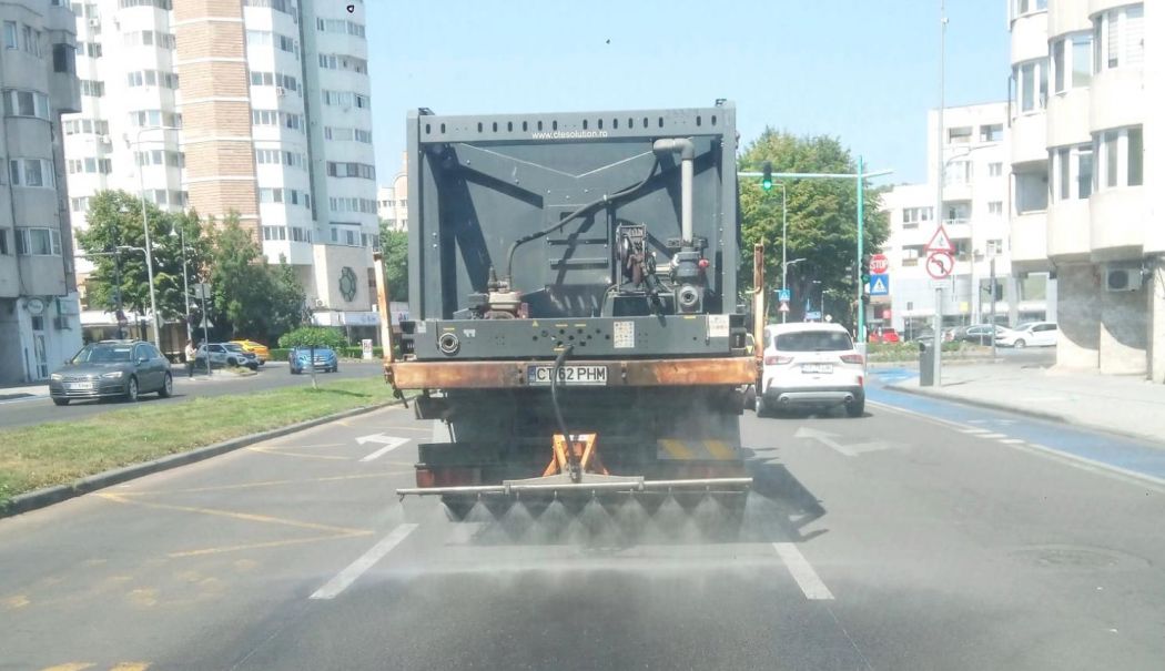 Străzile din municipiul Constanța, stropite cu apă în zilele caniculare