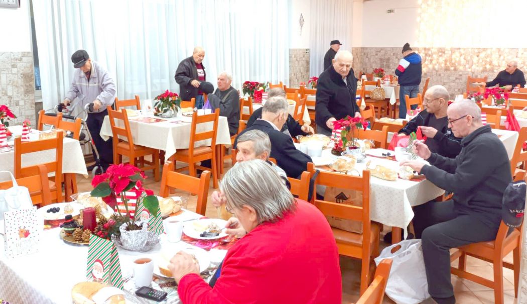 Moș Nicolae a poposit și la Căminul pentru Persoane Vârstnice din Constanța - 1-3-1733483453.jpeg