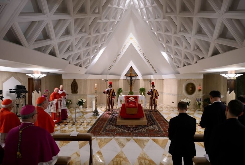 Vaticanul a publicat primele fotografii de la catafalcul Papei Francisc