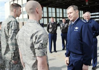 Oficiali americani, în vizită la Statul Major General - 100308f2039l309-1345200733.jpg
