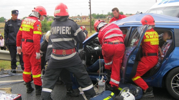 Iohannis cere Parlamentului să reexamineze Legea privind preluarea paramedicilor SMURD de către ISU - 1012180501smurdbihord11521x12184-1571309705.jpg