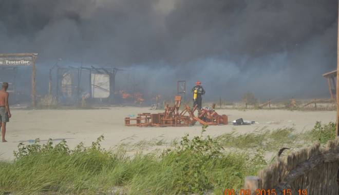 GALERIE FOTO. Incendiu devastator / Cherhanaua Vadu Pescarilor, rasă de pe fața pământului - 10247405962109470522714464372511-1441611766.jpg