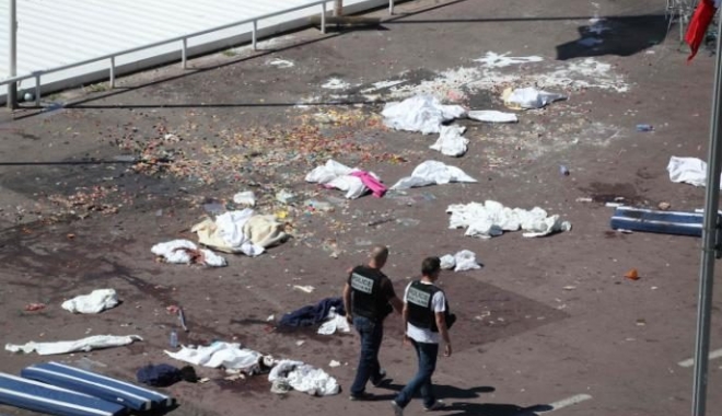 GALERIE FOTO / Bilanțul victimelor atacului de la Nisa a crescut la 86 - 103347354topshotpolicemenwalkont-1471681119.jpg