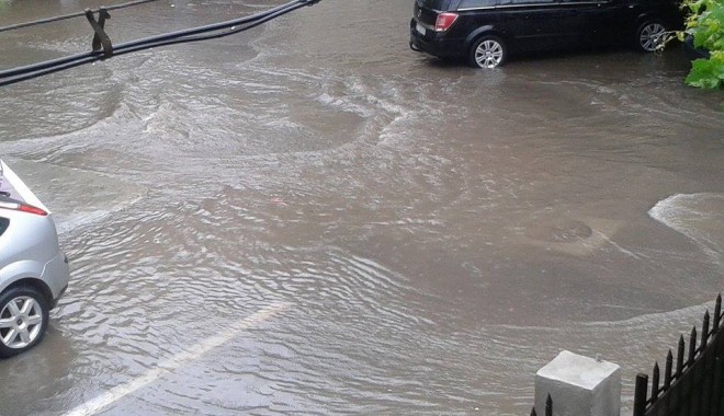 UPDATE. CONSTANȚA SUB APE: Zeci de străzi, gospodării și instituții publice sunt inundate! Canalizările nu mai fac față! GALERIE FOTO - 10374428660747630673676190768481-1403006874.jpg