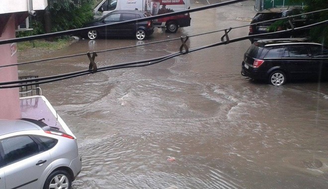 UPDATE. CONSTANȚA SUB APE: Zeci de străzi, gospodării și instituții publice sunt inundate! Canalizările nu mai fac față! GALERIE FOTO - 10444786660747597340346232560883-1403006879.jpg
