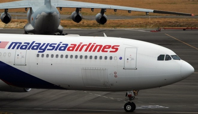 Foto și Video. Blestemul Malaysia Airlines se repetă! Un Boeing 777 cu 295 de pasageri, prăbușit în Ucraina. 