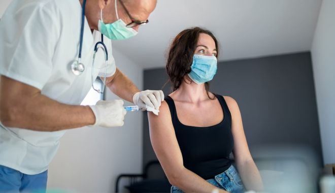Angajaţii companiilor private se pot vaccina la locul de muncă - 1068059491607021583002womanwithf-1618920058.jpg