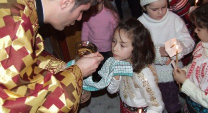 Împărtășania cu aceeași linguriță agită mămicile de bebeluși - 1093a7c63a034842b13f06005d7d5882.jpg