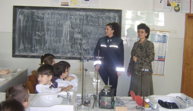 Polițiștii de la Rutieră îi învață pe elevi să circule - 10februarieinvatamsacirculamruti-1328871473.jpg