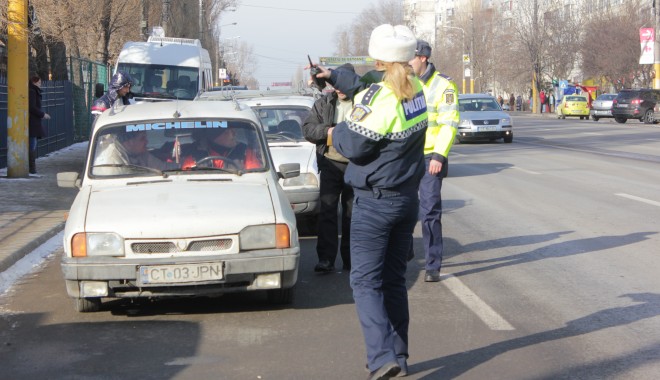Șoferi fără permise auto, depistați pe Bulevardul Aurel Vlaicu / Galerie foto - 10ianuariepolitierutieracontrolt-1357817408.jpg