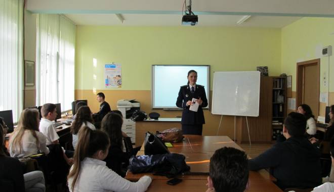 Polițiștii au ținut cursuri la Colegiul Pedagogic 