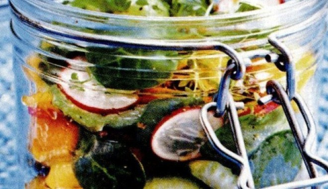 Salata în borcan, mâncare sănătoasă la birou - 10novsalatalaborcan-1384089711.jpg
