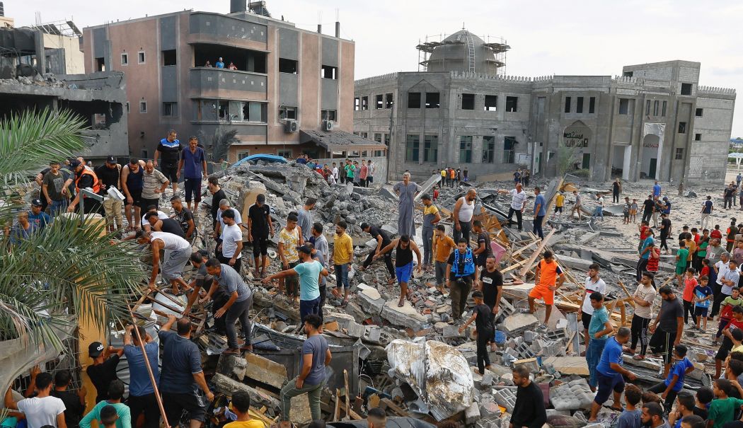 Israelul aruncă pliante asupra oraşului Gaza prin care le cere tuturor locuitorilor să plece
